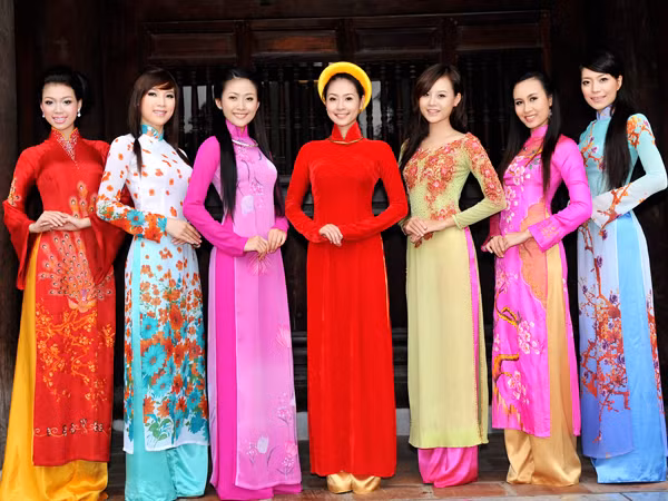 Áo dài bên Văn Miếu ngàn xưa