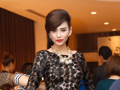 Hoàng Yến tiếp tục mặc váy hở nội y táo bạo