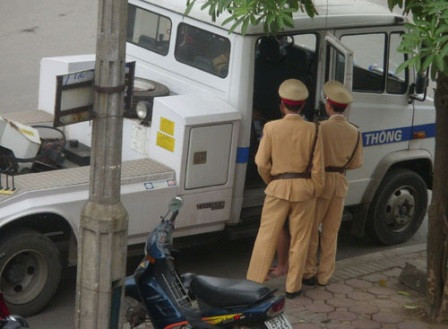 Giả cán bộ Bộ Công an đi kiểm tra... CSGT