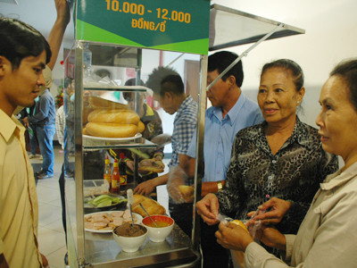 Xe bánh mì cho người hoàn lương