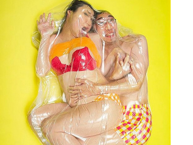 Ôm nhau trong túi bóng để thể hiện tình yêu