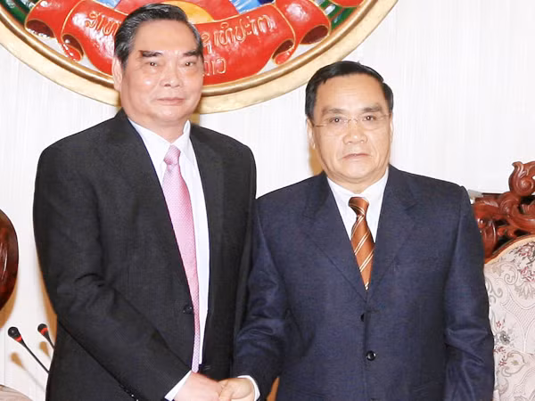 Thường trực Ban Bí thư hội kiến với Thủ tướng Lào