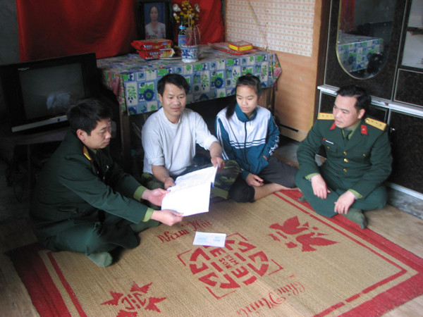 Cán bộ Phòng Chính trị thăm động viên HS nghèo vượt khó tại xóm Mát, xã Dân Chủ, Hòa Bình Ảnh: L.M.T