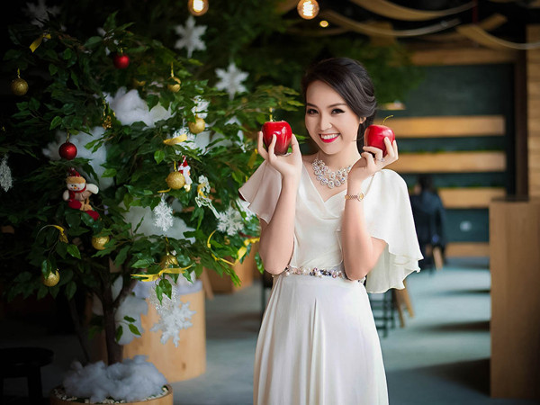 Á hậu Thụy Vân lộng lẫy, kiêu sa đêm Giáng sinh