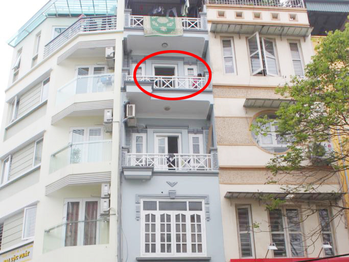 Một phụ nữ nhảy từ tầng bốn