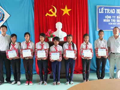 Thêm hàng trăm em nhỏ được đến trường