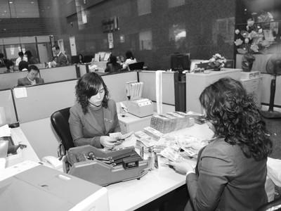 Các Ngân hàng đang chờ thông báo chỉ tiêu tăng trưởng tín dụng 2013 Ảnh: PV