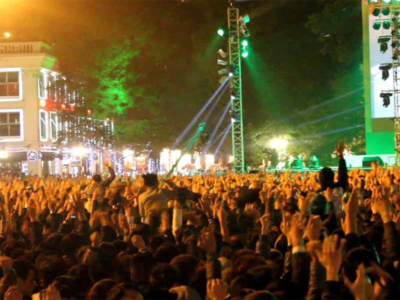 Đón Tết 2013, trầm thế giới thực, rộn ràng không gian ảo