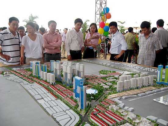 Người bán, kẻ mua cùng…chờ