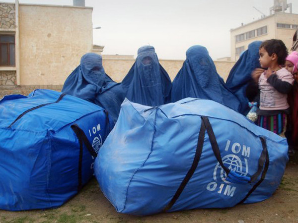 Những phụ nữ Afghanistan nhận hàng cứu trợ