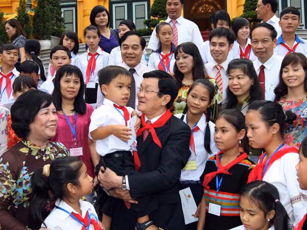 Chủ tịch nước gặp mặt trẻ có hoàn cảnh khó khăn