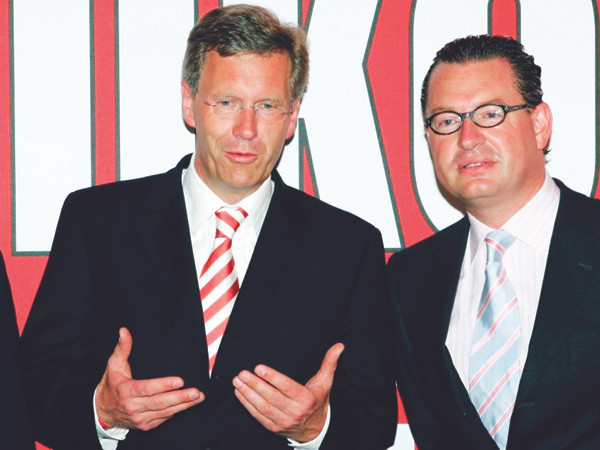 Ông Christian Wulff (trái) thời là Thống đốc bang Hạ Saxony và Tổng biên tập Kai Diekmann tại một bữa tiệc của Bild hồi tháng 7-2006 Ảnh: DPA