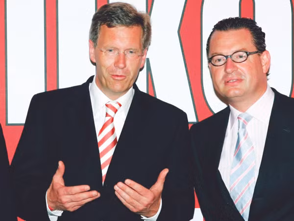 Ông Christian Wulff (trái) thời là Thống đốc bang Hạ Saxony và Tổng biên tập Kai Diekmann tại một bữa tiệc của Bild hồi tháng 7-2006 Ảnh: DPA