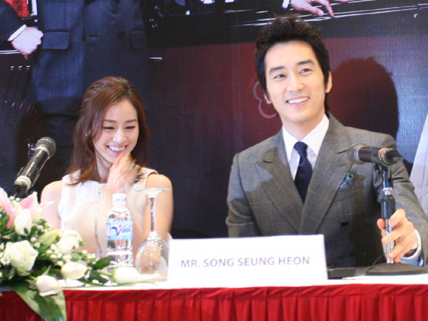 Kim Tae Hee, Song Seung Heon tại buổi giao lưu. Ảnh: Xuân Phú