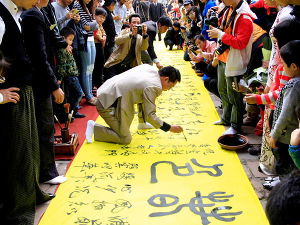 Ngắm trình diễn thư pháp trên dải lụa dài 50m