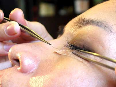 Nữ sinh 'khóc dở mếu dở' vì nối mi