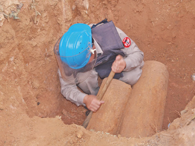 Hủy 2 quả bom nằm giữa khu dân cư