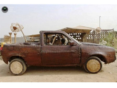 Dùng sợi cọ đan 'áo' cho xe hơi