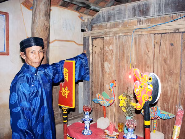 Ông Nguyễn Thành Tâm bên chiếc thùng đựng xương cá Ông Ảnh: V.C