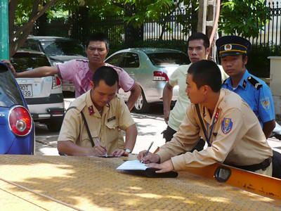 Phòng CSGT Hà Nội cho rằng, nếu người dân vi phạm trên đường CSGT chưa được hỏi xe có chính chủ hay không. Ảnh: Trọng Đảng