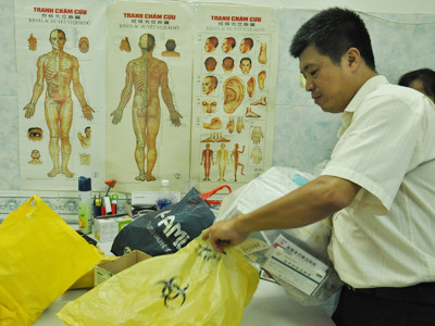 Phòng khám Trung Quốc: Bác sĩ 'chui', quảng cáo 'nổ'