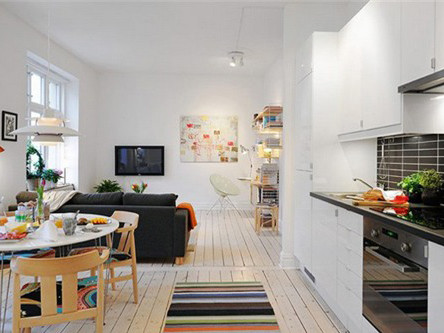 Vợ chồng son 'thỏa yêu' trong nhà chật