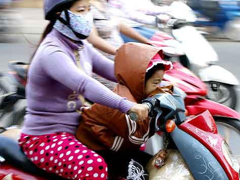 Lái xe máy an toàn trong ngày rét