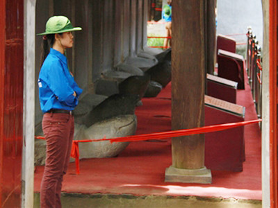 Sinh viên tình nguyện vào mùa 'trông rùa Văn Miếu'