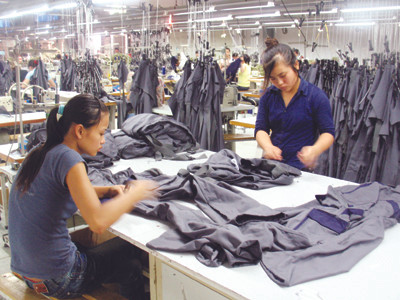 Công nhân Cty may Long Mã (Hà Nội) trong ca sản xuất	Ảnh: Ngọc Mai