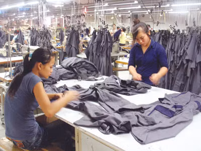 Công nhân Cty may Long Mã (Hà Nội) trong ca sản xuất	Ảnh: Ngọc Mai