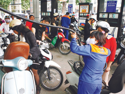 Điều hành giá xăng dầu: 'Ngoài khó chịu, trong khóc thầm'