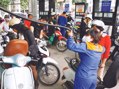 Điều hành giá xăng dầu: 'Ngoài khó chịu, trong khóc thầm'