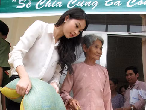Hoa hậu Thu Thảo mang xuân giúp dân nghèo