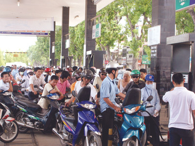 Doanh nghiệp xăng dầu 'tự thú' việc bán cầm chừng