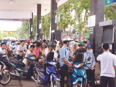 Doanh nghiệp xăng dầu 'tự thú' việc bán cầm chừng