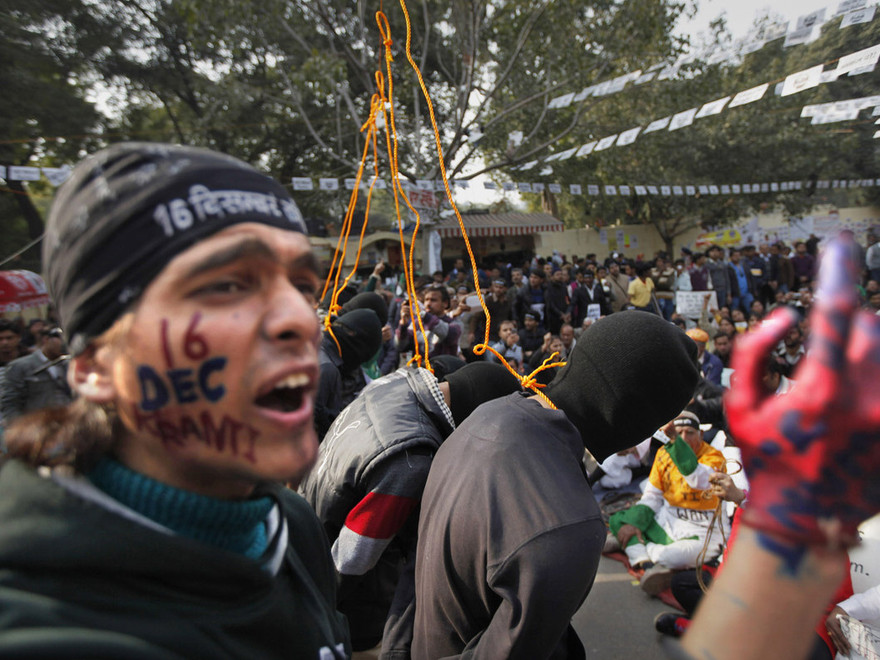 Biểu tình đòi chính phủ bảo vệ phụ nữ và trừng trị mạnh tay với kẻ hiếp dâm