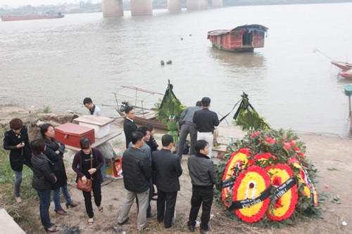 Nghi án có người thứ 3 phi tang xác chị Huyền?