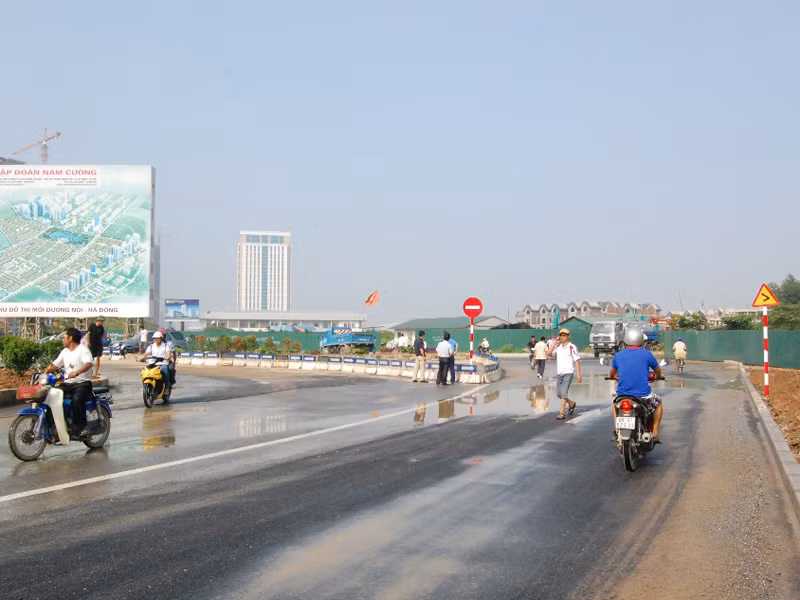 Thông xe qua đường tránh “hố tử thần” trục Bắc Hà Đông