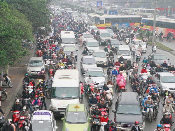 Ùn tắc giao thông thường xuyên diễn ra ở nội thành Hà Nội. Ảnh: Hồng Vĩnh