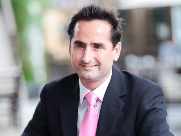 Chàng Tây hát về sự tận tâm với giáo dục Việt Nam