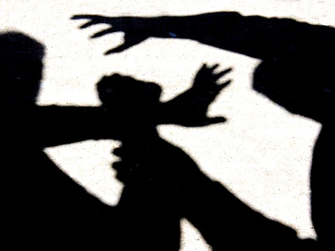 Bốn bé bị mẹ tâm thần giam cầm, dọa giết