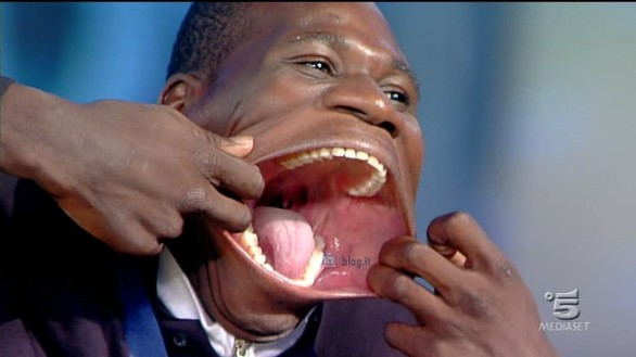 Người đàn ông có miệng rộng nhất thế giới