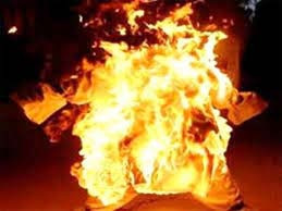 Nhân viên bán xăng chết cháy trong tư thế trói chân tay