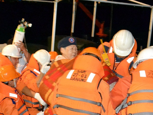 Cứu hai người nước ngoài nguy kịch trên biển