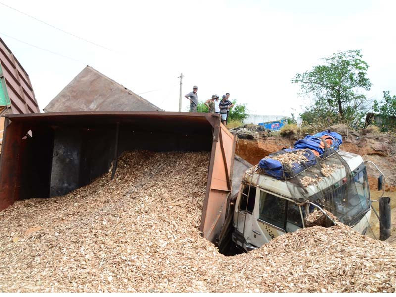 Tài xế ngủ gật, xe tải lao xuống cầu