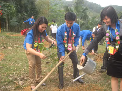 Huyền Ngọc (bên trái) trồng cây lưu niệm tại Tân Trào