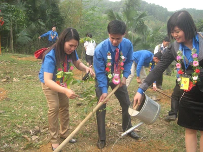 Huyền Ngọc (bên trái) trồng cây lưu niệm tại Tân Trào