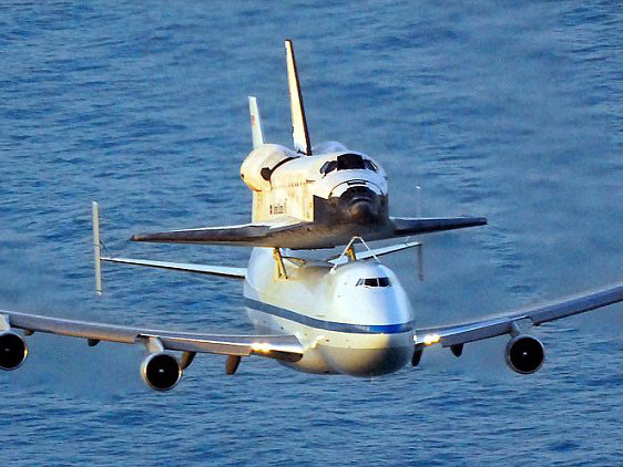 Boeing 747 cõng tàu vũ trụ con thoi