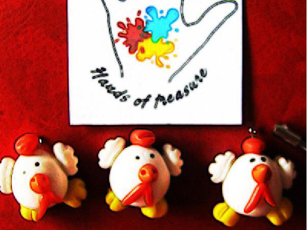 Giúp trẻ khuyết tật kiếm tiền từ rơm và đất sét