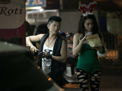 Trương Nhi diện tất rách xuống phố cùng bạn trai